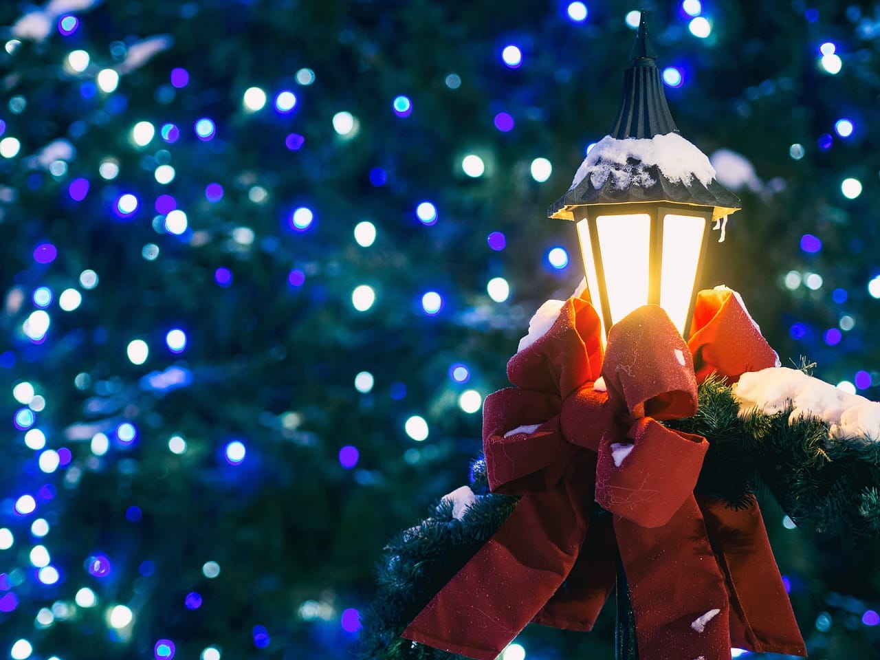Roofline and yard holiday lighting, Stoneridge Christmas light installation
